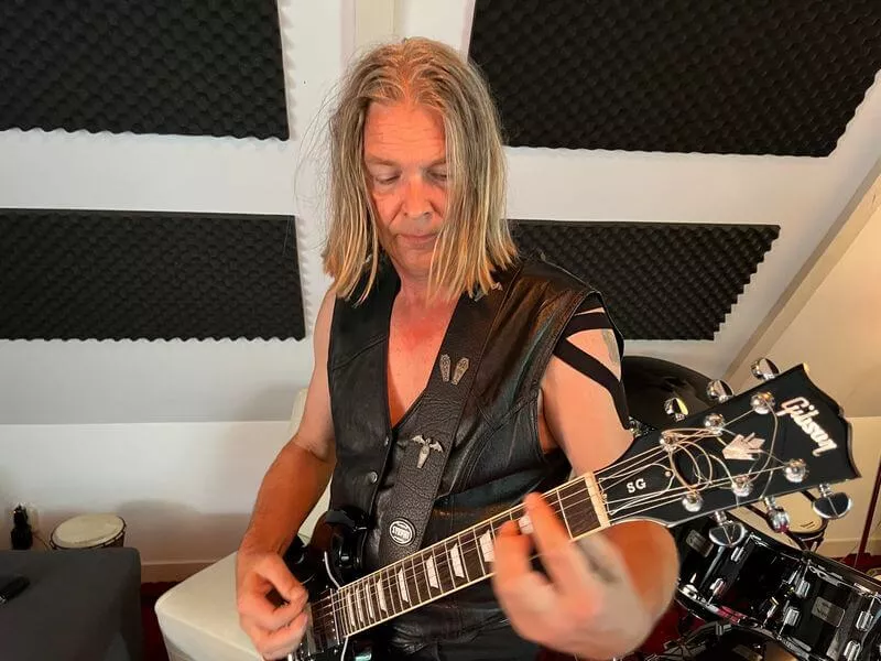 Ronnie met de nieuwe Gibson gitaar